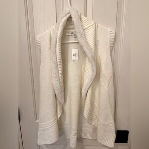 Beautiful ivory, vanilla colored Cato vest with faux fur trim size large